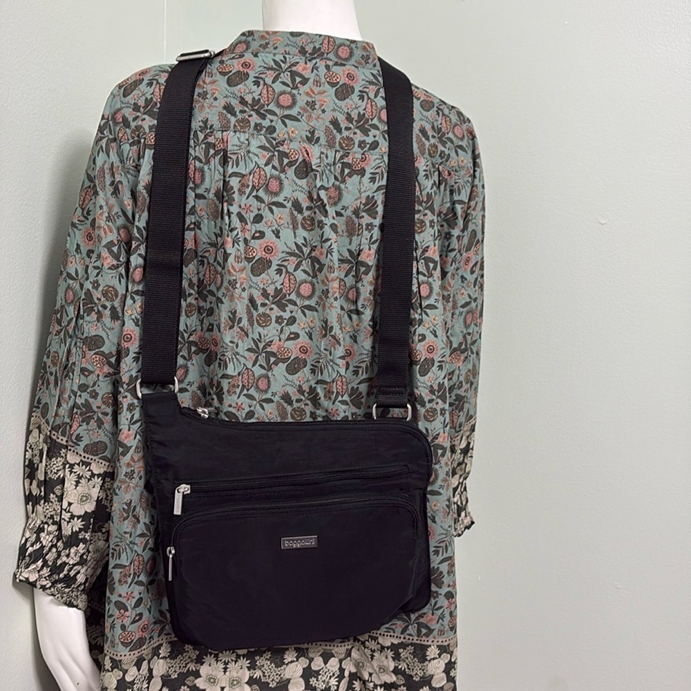 Baggallini HP Bagg Black Lightweight Nylon Zip Crossbody